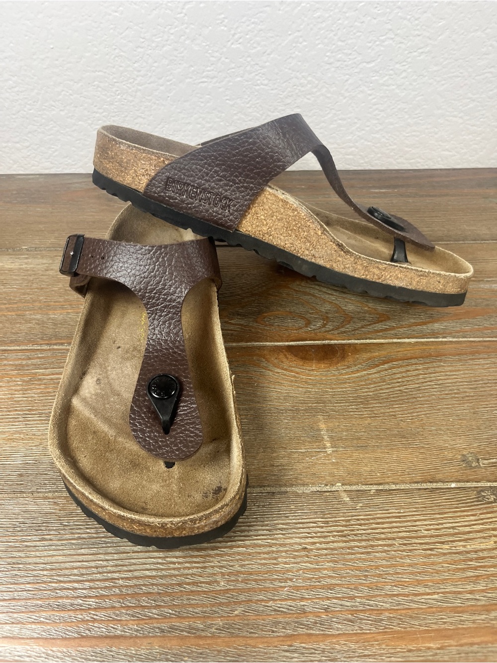 Birkenstock Women's Gizeh Oiled Pebbled Leather in Brown Mocha Size 36/ 5.5-6 US